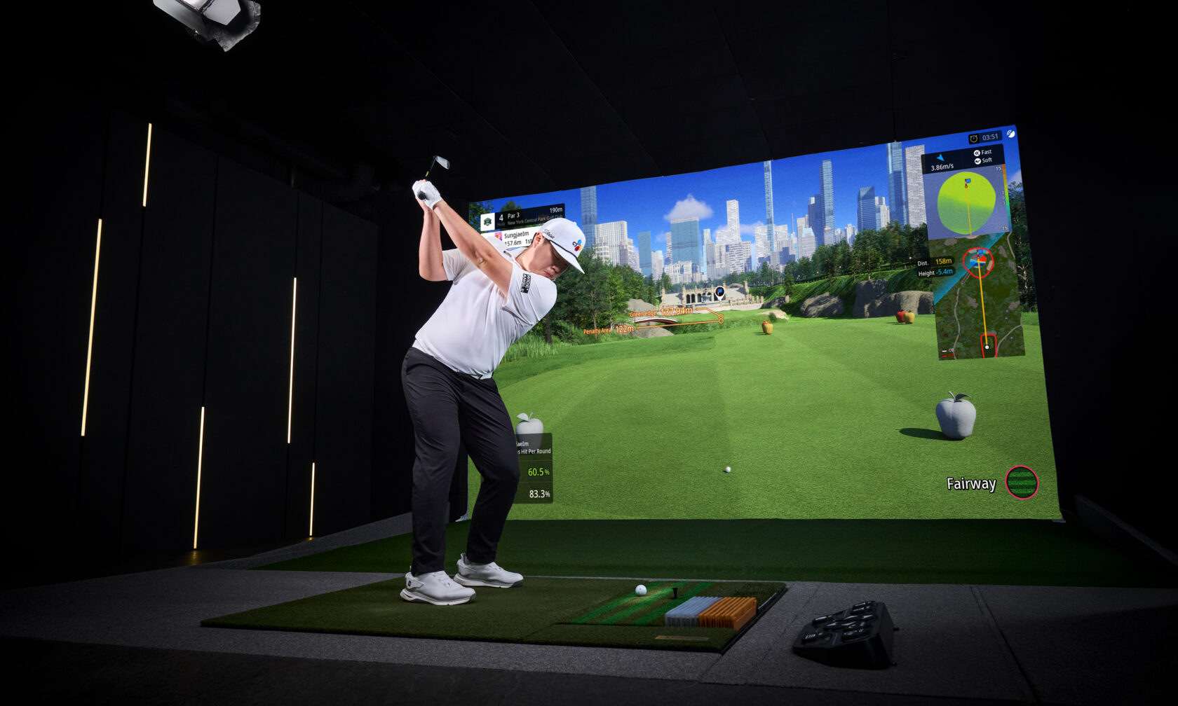 Гольфист выполняет удар на симуляторе Golfzon NX